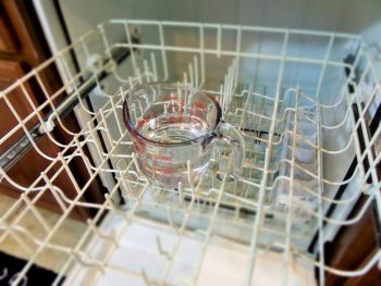 Washing dishes, dish washing tips, popular pin, cleaning, cleaning hacks, DIY cleaning, kitchen cleaning hacks..