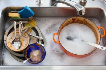 10 Cleaning Hacks for People Who Hate Doing the Dishes - 101 Days of Organization | Cleaning, Cleaning Hacks, Cleaning Tips, Clean Home, Clean Home Hacks, Home Cleaning Tips 