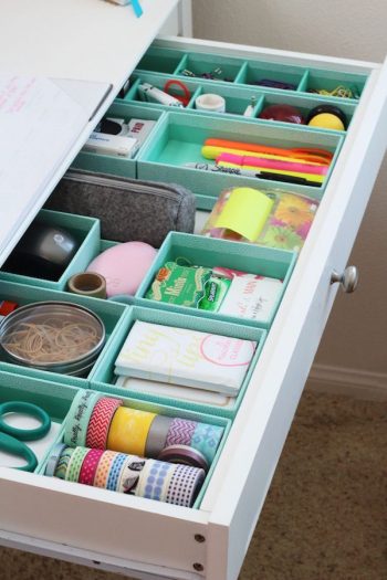 12 Ways to Organize Your Tiny Desk4