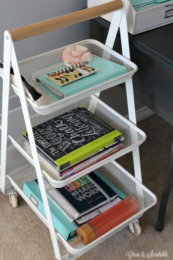 12 Ways to Organize Your Tiny Desk5