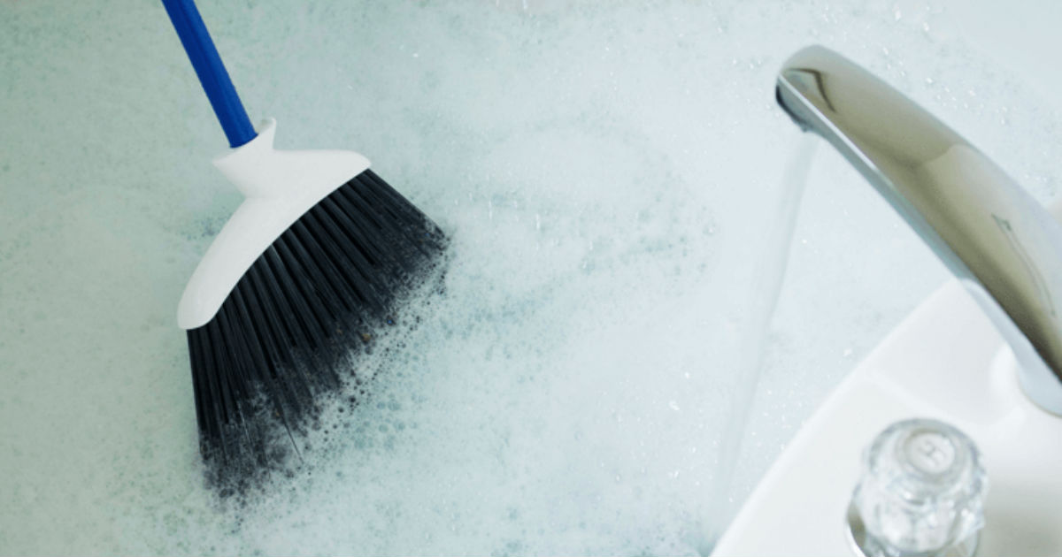 How to Clean a Bathtub with Dish Soap and a Broom