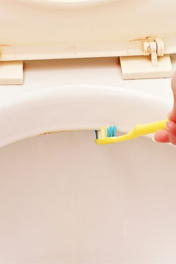 things a toothbrush cleans | toothbrush | cleaning | clean | cleaning hacks | cleaning tips | toothbrush cleaning | tips and tricks | life hacks 