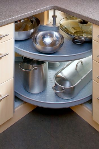 It can be such a pain trying to figure out how to store pots and pans, especially if you live in a small place. These tips for how to store pots and pans will change your life. Check them out! 