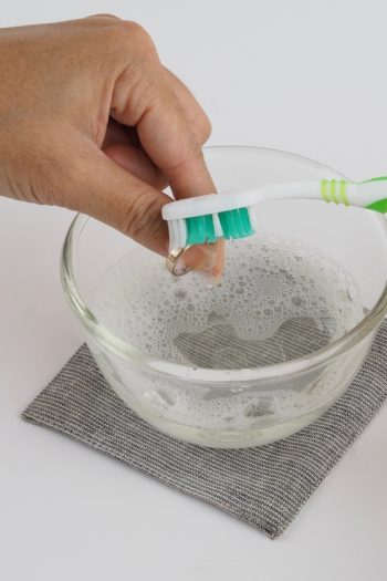 Do you know all of the many things you can clean using toothpaste. Here are some of my favorite cleaning uses for toothpaste. 