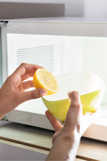 Clean the microwave with lemon and have the clean interior you want in no time! Lemon, heat, and steam make it easier to clean your microwave. Check it out! 