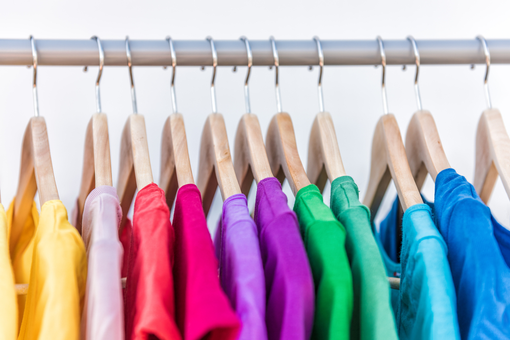 How to store summer clothes by hanging them